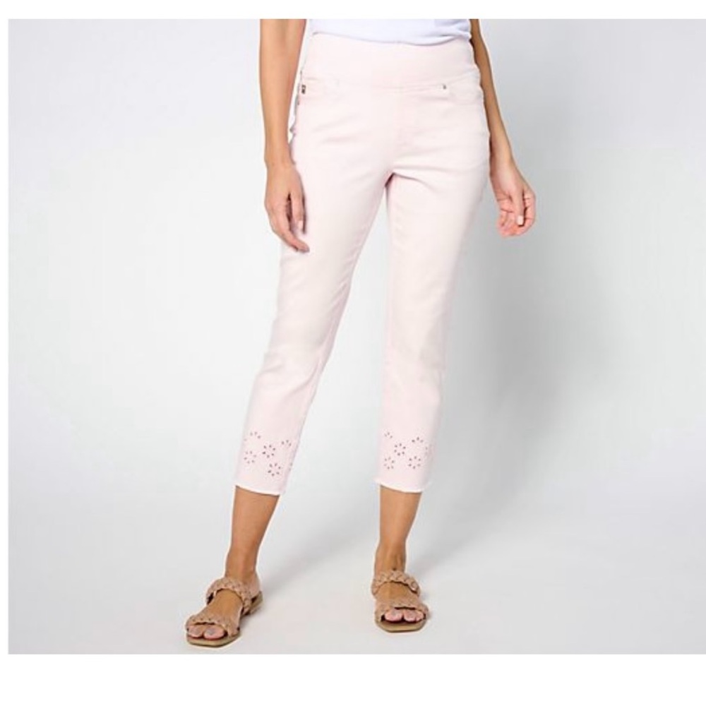 Cropped Frayed Hem Eyelet Detail Jean